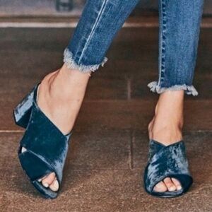 SOLE SOCIETY Luella Cloud Blue
Crisscross Mules